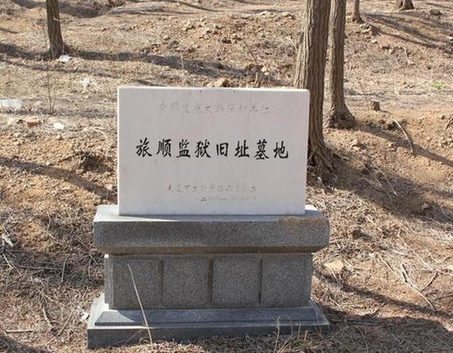 他生下来就有七个黑痣，人人都说天神下凡，长大后果然成为大英雄
