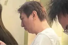 37岁王思聪模样大变，下颌严重后缩像树懒，和小女友同框像父女图片