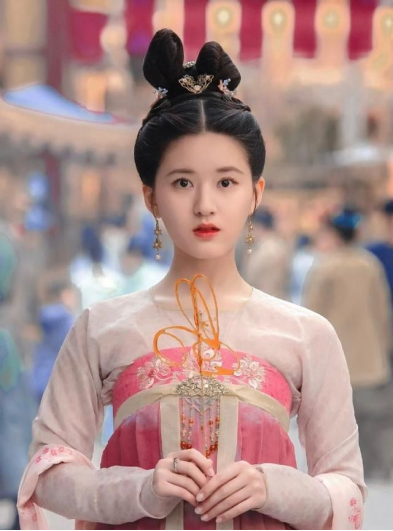 一脸丫鬟相就别硬演公主,这7位女星告诉你,什么叫"金枝玉叶"