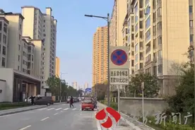 姜堰这些道路竖着4块禁停标志牌，竟然全都是“山寨”货图片