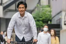 60岁梁朝伟近照曝光，如今谁还嘲笑刘嘉玲？图片