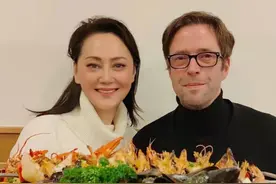 大宋佳移居国外近况，海岛度假吃大餐太惬意，二婚洋老公没露面图片