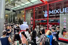 雪王彻底“黑化”了？海外2.3万家门店，营收超60亿变身国际品牌图片