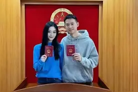 恭喜！国乒世界冠军官宣结婚，漂亮妻子是军人，穿军装英姿飒爽图片