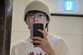 Jennie被爆与V的合照，亲密姿势疑似在恋爱，传闻男友都是天王级图片