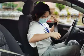 交警连考五次驾照没过，被驾校“拉黑”，网友追问：咋考上的交警图片