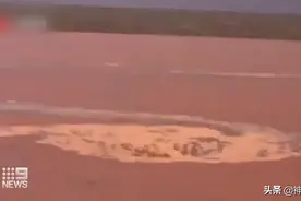 破纪录降雨袭击澳大利亚内陆，高速公路旁出现神秘巨大旋涡……图片