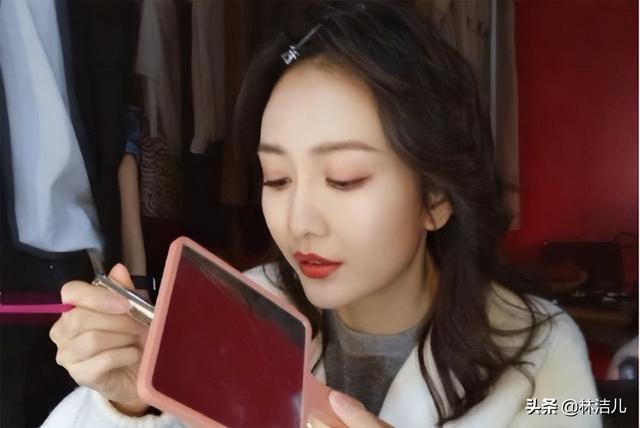王霏霏王鸥不愧是明星美妆博主，这些让口红不掉色的方法好实用