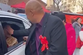 山东一女孩出嫁，爸爸拍拍女儿的头再抱抱她，转身后终于绷不住了图片