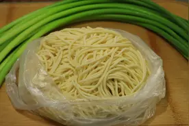 一把蒜苔加一把面条，没想到这么好吃，我家一周吃6次，解馋过瘾图片