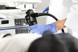 男医生给女性做肠镜检查，会不会感到尴尬呢？结局和你想的不一样图片