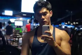 185cm小哥，因一组冲凉照吸粉无数，嘎嘣脆的搓衣板腹肌太撩人图片