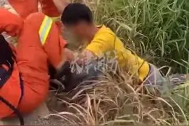 17岁少年钓鱼反被鱼拖入水中，两名消防员合力将其拉上岸图片