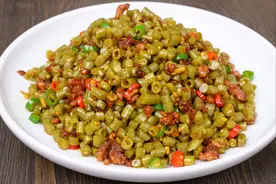 腌酸豆角，只放盐容易坏，80岁奶奶教我2招，酸爽脆嫩，放不坏图片