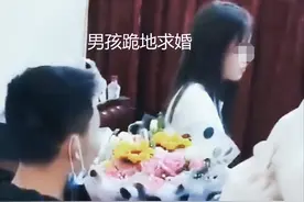 男孩抱着花跪地求婚，女孩直接无视淡定打麻将，看都未看男孩一眼图片