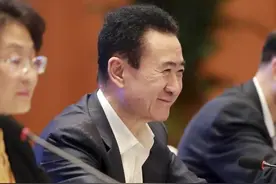 王健林在全国盖几百个万达广场，他哪来那么多钱？原来靠卖房赚的图片