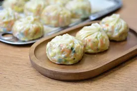 用饺子皮做的素馅包子，晶莹剔透香喷喷，这几样食材补钙又实惠图片