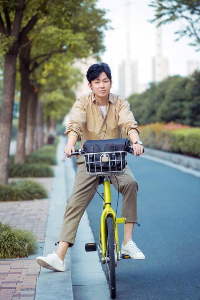 潘粤明与董洁离婚8年：他摆脱抑郁收获真爱，她带儿子苦度光阴