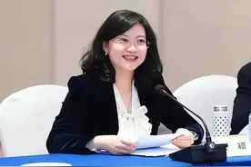 女局长真会玩，与多人发生不正当关系图片