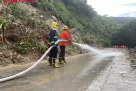 恢复通车！南安山体溜坡现场已清理出车道，但仍需注意！图片