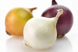 买洋葱，“紫皮的”和“黄皮的”区别大，了解清楚，再买不会选错图片
