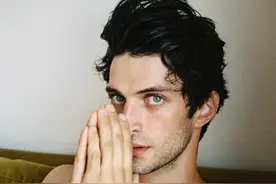 消失多年的男模特马修·贝尔意外现身 CHANEL 珠宝大片图片