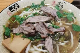 福建大姐自创美食，15元1碗1天卖出上千碗，口碑却褒贬不一图片