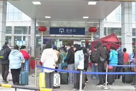 平南南迎来旅客返程高峰图片