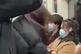 北京地铁早高峰，大妈殴打不让座年轻孕妇引发众怒，坏人变老了！图片
