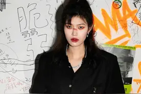她是被弹壳看中的女rapper，也是黑怕女孩中的帅气队长图片