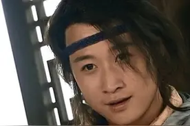 吴京48岁生日，谢楠晒年轻帅照为老公庆生，送扇子表思念之情图片