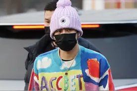 王嘉尔现身春晚彩排现场 彩色潮服也太亮眼啦图片