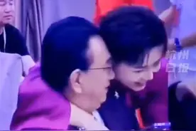 侯耀华昨天又被网友热议，还记得他的“女徒弟”吗？她再现江湖图片