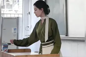 老师的气质太好了，唯一不足的地方，她没有长成家长们信赖的样子图片