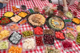 上海网友晒野餐照，一个比一个离谱，网友看后笑了：尴尬癌都犯了图片