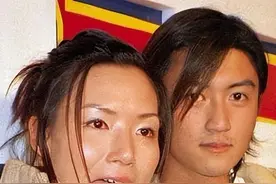 谢霆锋半夜直播，不小心暴露出身边的女人，网友瞬间炸开了锅！图片