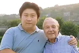 河南小伙为报恩瑞士房东，将其接回中国赡养6年，为他养老送终图片