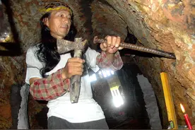 2000年江西男子失恋藏身大山，凿出“三室一厅”，现67岁仍然单身图片