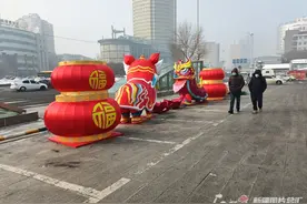 乌鲁木齐：景观小品扮靓城市街景 喜气洋洋迎新春图片