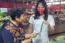 温馨!张雨霏回徐州探亲陪姥姥逛菜市场,同母异父妹妹当小跟班拎菜图片