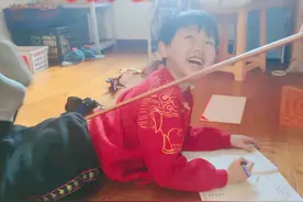 当我们吼孩子的时候，实际上是在用伤害自己的方式来管教他图片