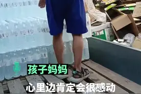 小男孩心疼父母主动帮忙卸货图片