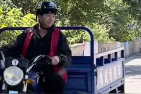 台湾知名歌手信内地考驾照，骑三轮车动作太熟练，打扮似环卫工人图片