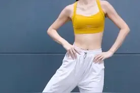 女同事50岁，不胖，肚子上却有很多肉肉。学会4招轻松减掉大肚子图片