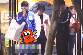 43岁印小天新恋情曝光，女方肤白腿长身材好，两人出门聚会太腻歪图片