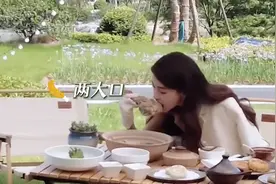 baby节目中大口吃美食！手抓鸡腿埋头狂吃，透露小海绵不想上网课图片