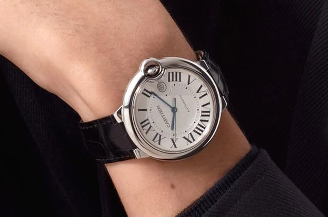 卡地亚蓝气球经典42mm款近年提到卡地亚手表,许多人都会先想到山度士