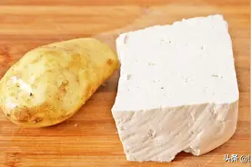 土豆里加1块豆腐，往砂锅里一放，实在太香了，上桌连汤汁都不剩图片