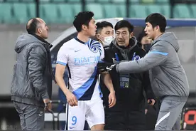 情形恶劣+殴打裁判！大连队赛后集体失控，围堵殴打裁判画面曝光图片