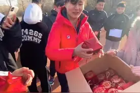 江苏大二女生结婚走红，有人认为不合适，男友霸气回应图片